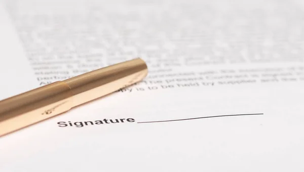 契約書の署名スペースのある黄金のペンを閉じてバナー — ストック写真