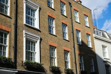 Londra 'da gölgeli güneşli tuğla binalar..