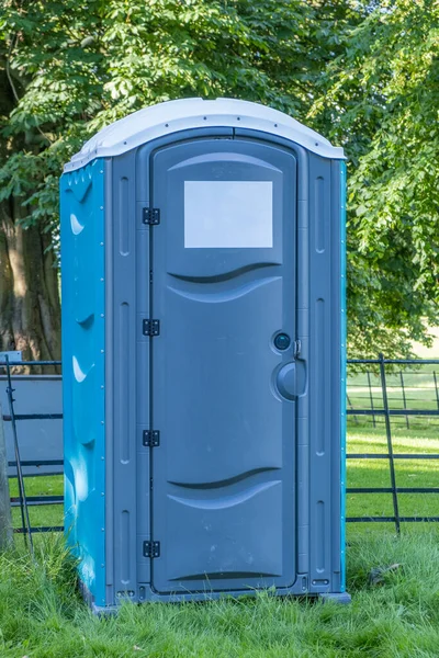 Eine Isolierte Blaue Tragbare Toilette Aus Plastik Auf Einem Feld — Stockfoto