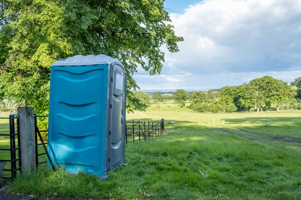 Único Banheiro Portátil Azul Plástico Campo Evento Equestre Livre Inglaterra Imagem De Stock