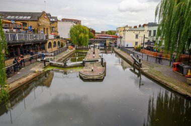 30 Eylül 2019, geniş açı, Camden Kilidi 'ni gösteriyor. İnsanlar geçerken hareket bulanıklığı gösteren uzun pozlama