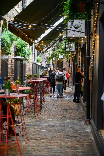 30 EPTEMBER 2019: Camden Market 'te açık hava yemek alanı olan, arka planda insanlar olan oldukça kaldırımlı bir sokak boyunca çekilen portre