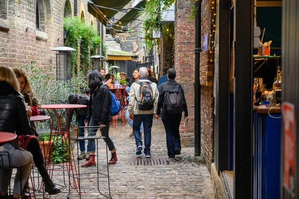 Londres Septembre 2019 Des Gens Marchent Long Une Étroite Rue — Photo