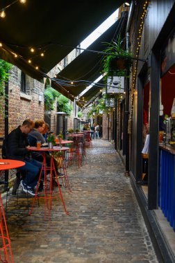 30 EPTEMBER 2019: Camden Market 'te bir açık hava yemek alanı olan oldukça kaldırımlı bir ara sokakta çekilmiş portre