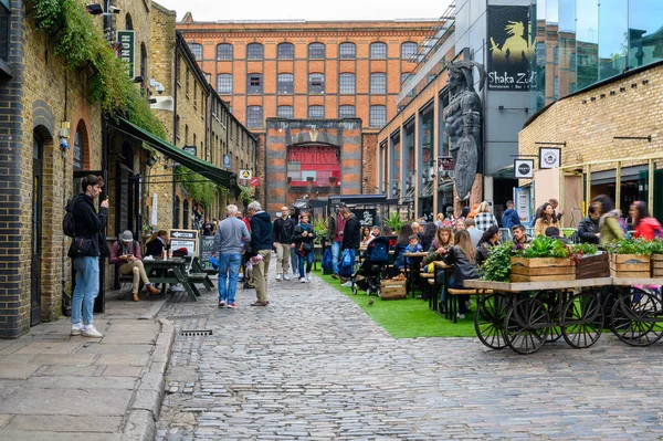 Londres Septembre 2019 Une Salle Manger Extérieure Marché Camden Entourée — Photo