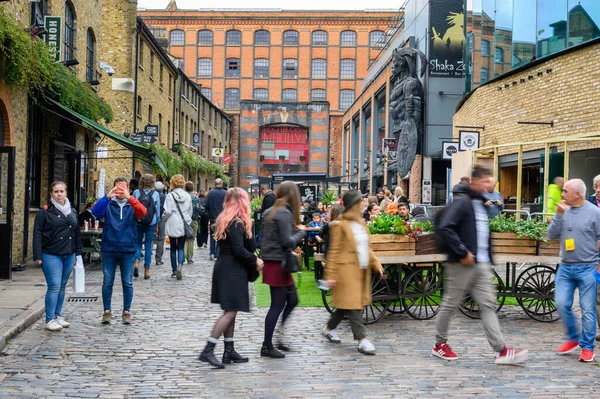 Londres Septembre 2019 Une Salle Manger Occupée Camden Market Entourée — Photo