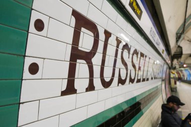 Londra, İngiltere - 1 Mart 2020: Russell Meydanı Londra, İngiltere 'deki Russell Meydanı metro platformunda bir duvarın fayanslarına yazıldı