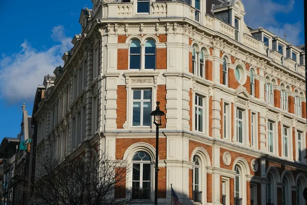 Londres Reino Unido Marzo 2020 Gran Edificio Ladrillo Rojo Iluminado — Foto de Stock