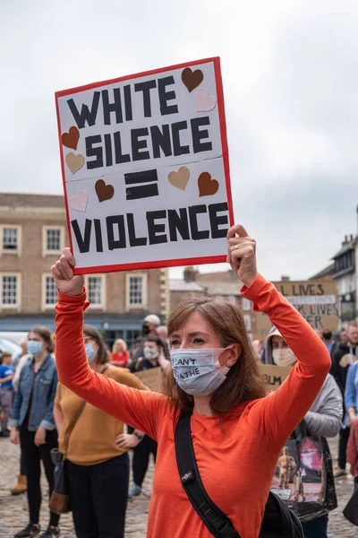 Richmond North Yorkshire June 2020 Woman Wearing Face Mask Holds — Stock Photo, Image