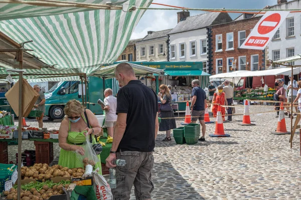 英国北约克郡里士满 2020年8月1日 在北约克郡里士满的一个户外市场上 一名戴着面罩的妇女正在吃蔬菜和水果 — 图库照片