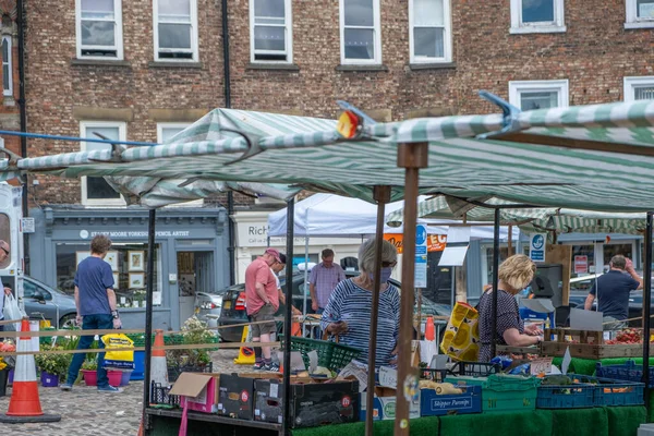 Richmond North Yorkshire August 2020 Μια Γυναίκα Μάσκα Προσώπου Περιηγείται — Φωτογραφία Αρχείου