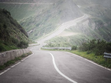 Dağlarda puslu eğrileri