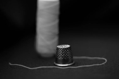 Karanlık arka planda yakın plan dikmek için bir yüksük