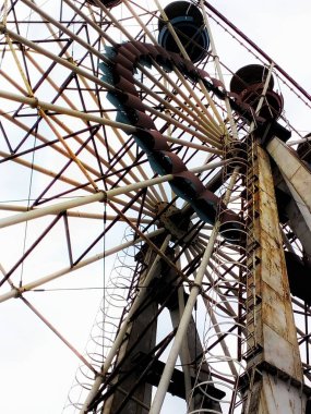 Eğlence parkında Rusty Ferris tekerleği