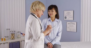 Kıdemli Doktor notlar aşağı yazmak için tablet kullanma