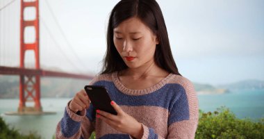 Cep telefonu kullanarak ve metinler San Francisco'da gönderme sevimli kadın kapatmak