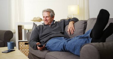 Bir koltukta yalan rahat kıdemli erkek