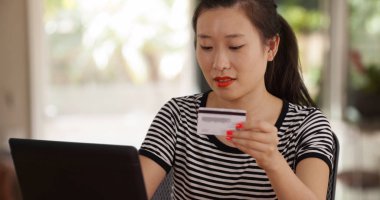 Bin yıllık kadının kredi kartı ile online satın alma laptop yakın çekim