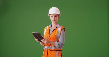 Yeşil ekran tablet ile poz kadın inşaat Müdürü portresi