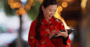 Asya kentsel ortamda taşınabilir tablet pc kullanarak bin yıllık görünümünü kapat