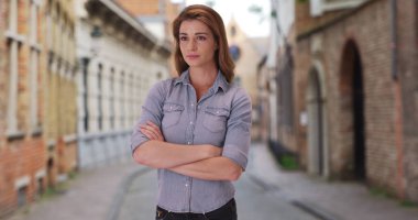 Beyaz kadın cidden Bruges Belçika boş sokakta poz