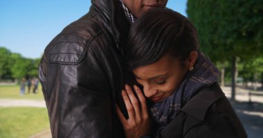 Aşık Afrikalı-Amerikalı kadın erkek dışında yakın kamu park adlı alır