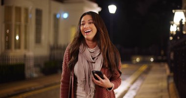 İkamet önünde gülümseyen genç kadın portresi