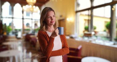 Beyaz Cafe Restoran veya kafe içinde ile rahatlatıcı bir kadın portresi