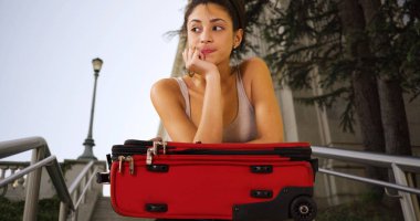 Bin yıllık bir İspanyol kız onu gezintiye bekler