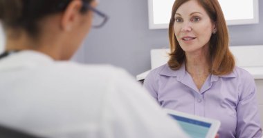 Güzel üst düzey hasta genç kadın tıp doktoru ile konuşmaktan yakın çekim