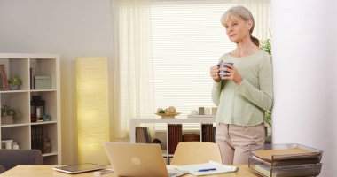 Kahve içme kadın kıdemli ayakta ev ofis