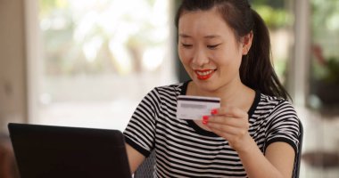 Bin yıllık kadının kredi kartı ile online satın alma laptop yakın çekim