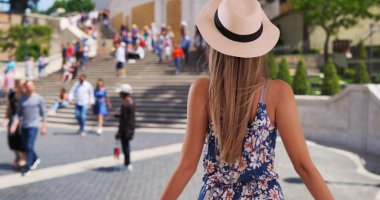 Kadın uzanmış silah Roma'daki İspanyol Merdivenleri rüzgarla duygu ile arka atış