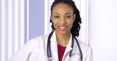 Afrikalı kadın doktor kameraya gülümseyen