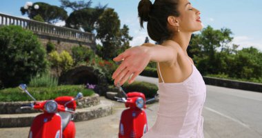 Sundress sokakta Floransa İtalya içinde çekici Latina turist yakın çekim