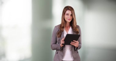 Çekici kadın stajyer ofiste tablet kullanma