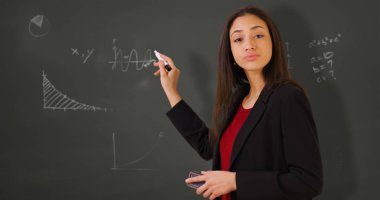 Bir İspanyol öğretmen sorular sınıf alır