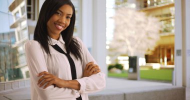 Neşeli siyah işkadını ofis kameraya gülümseyen binası dışında