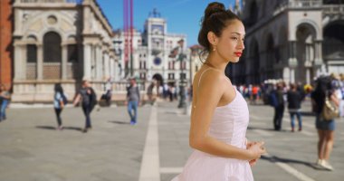 St Marks kare Venedik İtalya'gülümseyen Latina turist standları