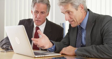 Ofiste çalışan deneyimli işadamlarından takım