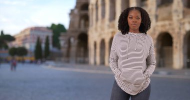 Casual dışında Roma Kolezyum duran çekici siyah kadın portresi