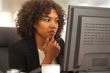 Bilgisayar ekran ofis binası içinde bakarak genç Afrika işkadını