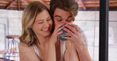 Kahve içme ve evde pencereden dışarı bakarak sevgi genç çift