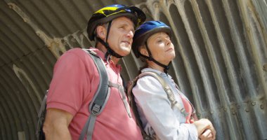 Bisiklete binmek mola üst düzey beyaz çift