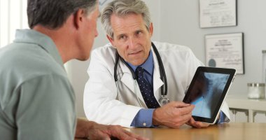 Doktor danışmanlık üst düzey hasta onun xrays hakkında