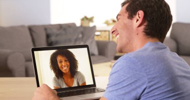 Çok etnik gruptan oluşan arkadaş webcam üstünde laptop