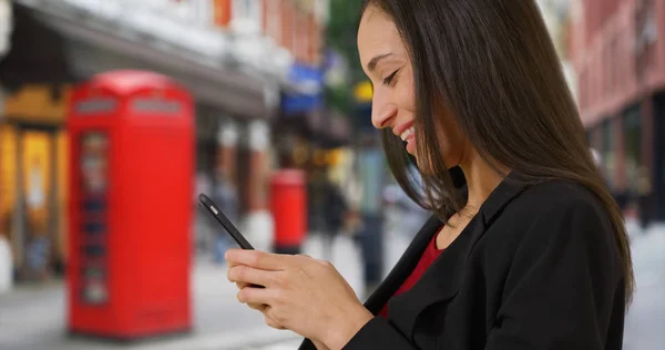 Zijaanzicht Van Gelukkig Latina Vrouwelijke Sms Mobiel London Street — Stockfoto