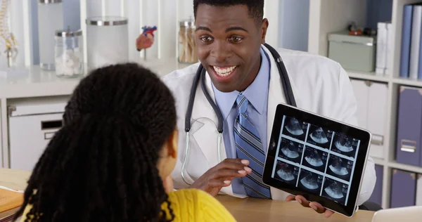 African American Gynecologist Using Tablet Show Ultrasound Patient Desk — Stock Photo, Image