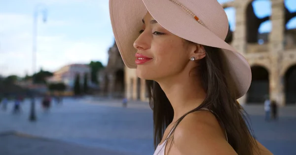 Primer Plano Hermosa Mujer Hispana Pie Cerca Del Coliseo Romano — Foto de Stock