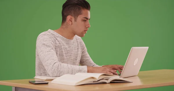 Estudante Universitário Hispânico Milenar Trabalhando Laptop Tela Verde — Fotografia de Stock